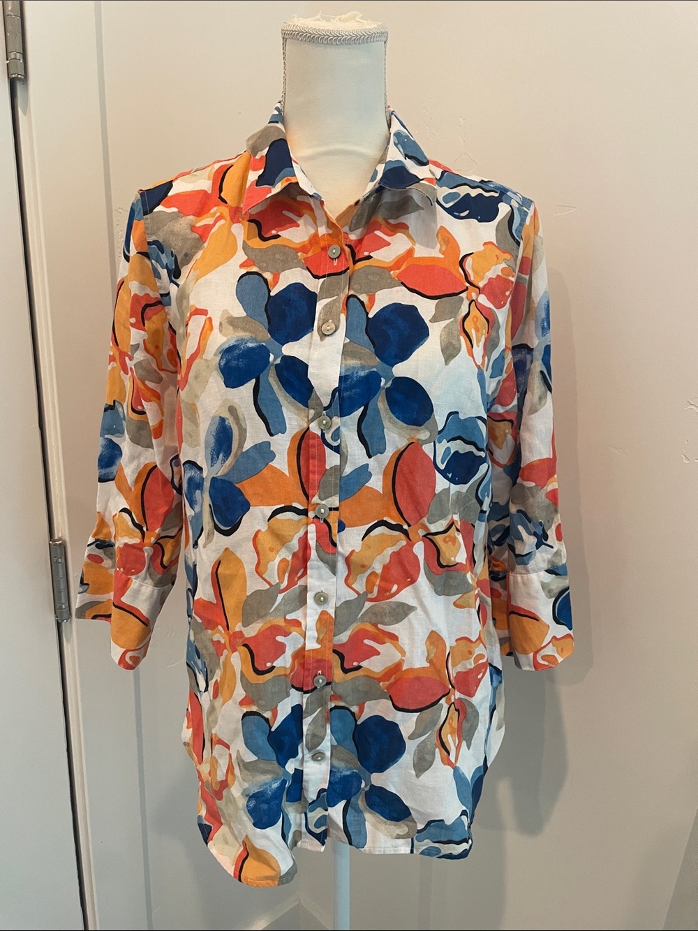 Chico's Multicolor Linen Floral Button Down Top Size US 10, Chicos size 1.5. EUC